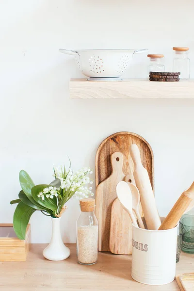 Mesa de cocina rústica de madera. Interior minimalista, declaraciones sobre la mesa — Foto de Stock