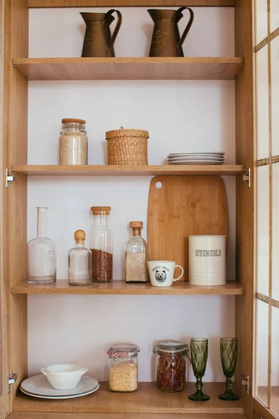 Bestückten und organisierten Küchenschrank. Kochen aus der Speisekammer — Stockfoto