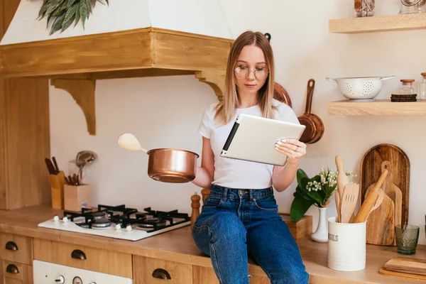 Retrato Una Mujer Rubia Usando Una Tableta Para Cocinar Cocina — Foto de Stock