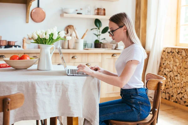 Young Woman Student Works Her Laptop Home Studying Home Kitchen — Stock Photo, Image