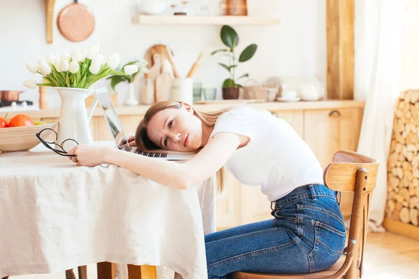 Genç kız öğrenci evde dizüstü bilgisayarıyla çalışmaktan ya da çalışmaktan yoruldu. ev kavramından çalışma
