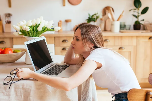 Young Woman Student Tired Studying Working Her Laptop Home Work — Stock Photo, Image