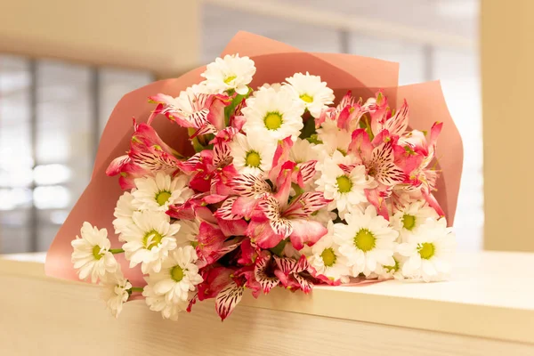 Floreciendo Hermosas Flores Blancas Rosadas Aisladas Cerca Concepto Romántico Celebración —  Fotos de Stock