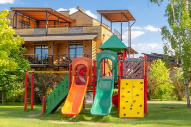 Bahçedeki çocuklar için oyun alanı. Oyun alanı çok yakın. Çocuklar spor aktivitesi konsepti. Arkaplan yatay biçimi.