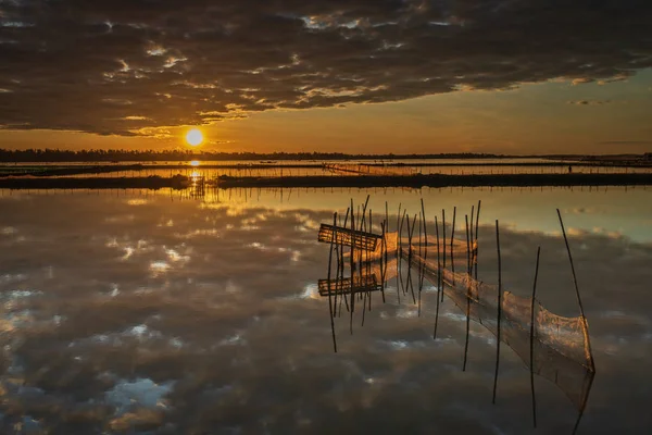 Hue, Vietnam - July 27, 2019 : A beautiful sunrise on the lake — Stock Photo, Image