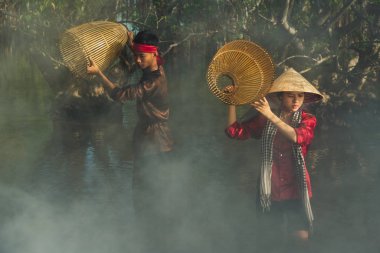 Hue, Vietnam - 27 Temmuz 2019: Geleneksel elle avlanma