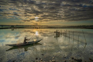 Hue, Vietnam - 27 Temmuz 2019: Balıkçı balık tutmaya çalışıyor