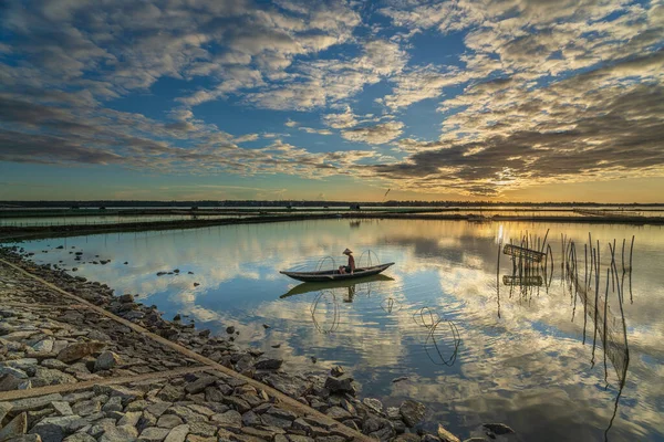 Odstín, Vietnam - 27. července 2019: Ranní rybolov — Stock fotografie