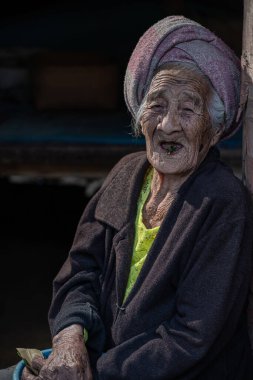 Ubud, Gianyar, Bali, Endonezya - 28 Haziran 2019: Ubud yakınlarındaki küçük bir köyde yaşlı bir balerin kadın.