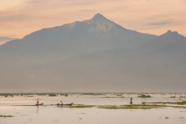 Rawapening, Ambarawa, Central Java, Endonezya - 9 Mart 2008: Sabahın erken saatlerinde Rawapening gölündeki balıkçılar, balık yakalamaya çalışıyorlar