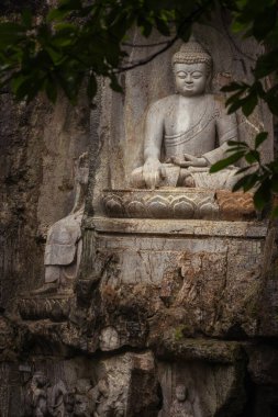 Hangzhou, Zhejiang, Çin - 8 Ocak 2019: Hangzhou 'daki Batı Gölü yakınlarında bir kaya oluşumuna Buda heykeli oyuldu