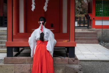 Kirishima-jingu Tapınağı, Kirishima, Kyushu, Japonya - 27 Kasım 2019: Tapınağın sabah temizlikçilerinden biri