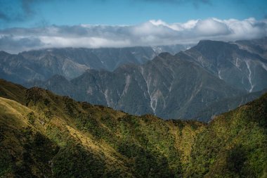 Fox Buzulu, Yeni Zelanda - 14 Ocak 2020: Batı kıyısındaki dağların üzerinden bir helikopter uçuşu görüntüsü