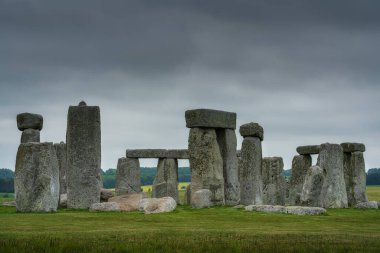 Stonehenge, Salisbury, Birleşik Krallık - 17 Mayıs 2019: Stonehenge tarih öncesi kara bulutlarla dolu yağmurlu bir sabah
