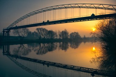 Nehirde güzel bir sabah Suya yansıdı