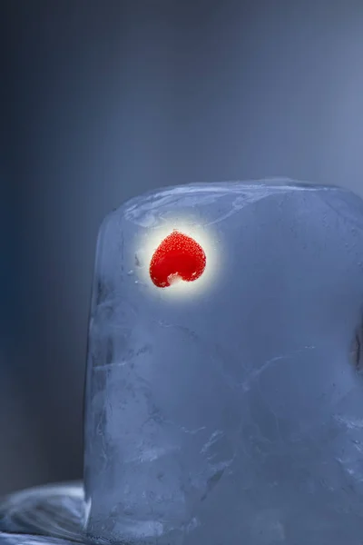 Coração vermelho em cubos de gelo no fundo azul — Fotografia de Stock