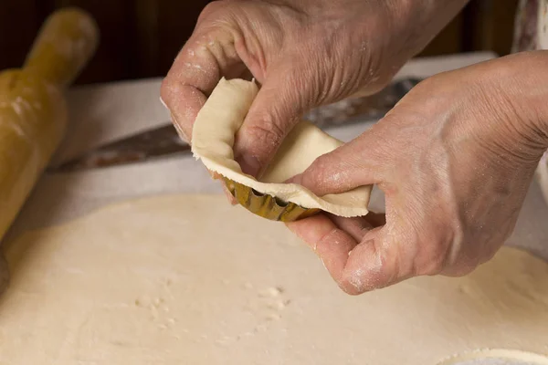 Proceso de cocción de tartaletas. Cerca de las manos cocinar casero en —  Fotos de Stock