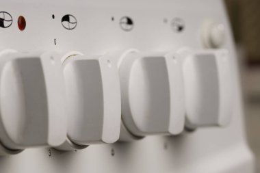 Mutfak sobasının sapları fırının üzerinde.