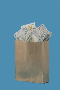 İçi Amerikan dolarlarıyla dolu bir alışveriş çantası. 