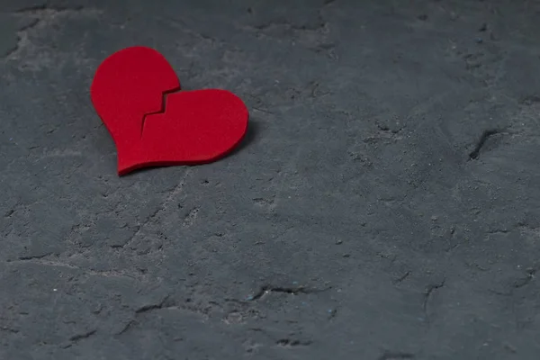 Разбитое красное сердце на бетонной стене — стоковое фото