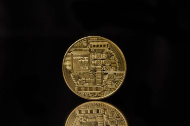Bitcoin 'in arkası siyah arka planda izole edilmiş. - Evet. Madeni para. Dijital para birimi. Kripto para birimi