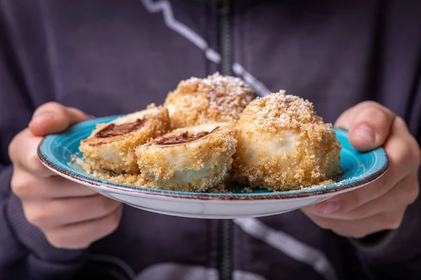 面包饺子 里面塞满了巧克力和坚果 — 图库照片