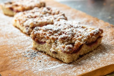 Ev yapımı erikli turta.