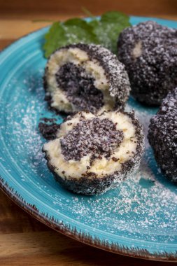 Haşhaş tohumlu tatlı köfteler ve krema şekeri