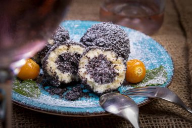 Haşhaş tohumlu tatlı köfteler ve krema şekeri