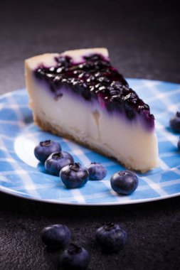 Taze yaban mersinli kek. 