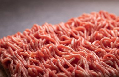 Kıymalı Et (Biftek) koyu arkaplanda detaylı yakın plan çekim