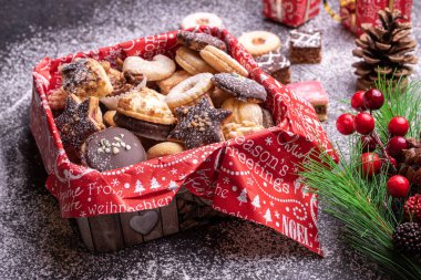 Ev yapımı geleneksel Noel kurabiyeleri süsleme şekeri ile pudralanmış..