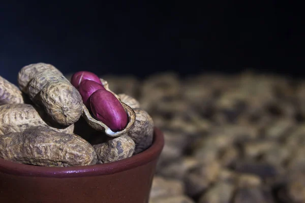 Soyulmuş, kavrulmuş ve soyulmuş fıstık, çeşitli sunumlar.