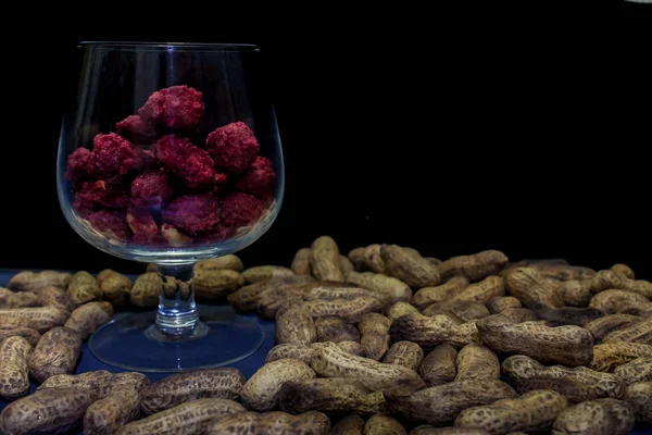 Soyulmuş, kavrulmuş ve soyulmuş fıstık, çeşitli sunumlar.