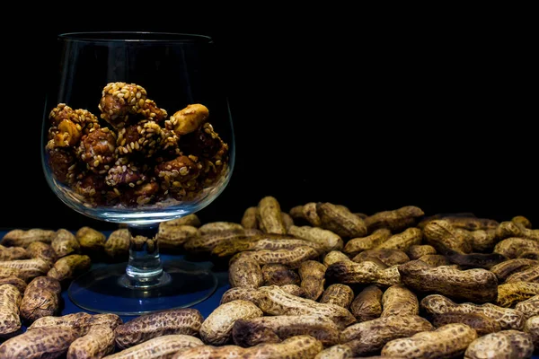 Soyulmuş, kavrulmuş ve soyulmuş fıstık, çeşitli sunumlar.