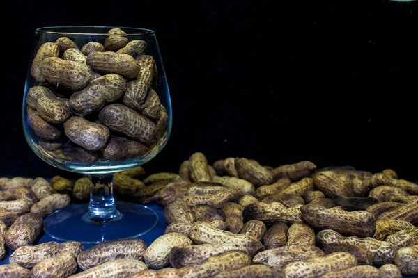 Soyulmuş, kavrulmuş ve soyulmuş fıstık, çeşitli sunumlar.