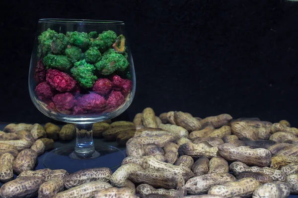 Soyulmuş, kavrulmuş ve soyulmuş fıstık, çeşitli sunumlar.