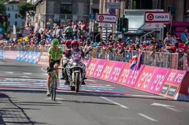 Bergamo, İtalya 21 Mayıs 2017; Zor bir sahne bitirdikten sonra şehir Bergamo, Kuzey İtalya Merkezi'nde bitiş çizgisine profesyonel bisikletçiler yorgun geçer.