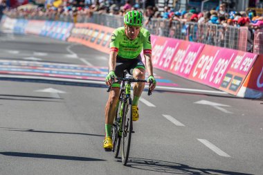 Bergamo, İtalya 21 Mayıs 2017; Zor bir sahne bitirdikten sonra şehir Bergamo, Kuzey İtalya Merkezi'nde bitiş çizgisine profesyonel bisikletçiler yorgun geçer.