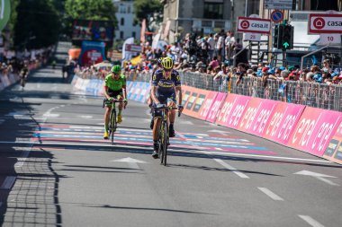 Bergamo, İtalya 21 Mayıs 2017; Zor bir sahne bitirdikten sonra şehir Bergamo, Kuzey İtalya Merkezi'nde bitiş çizgisine profesyonel bisikletçiler yorgun geçer.