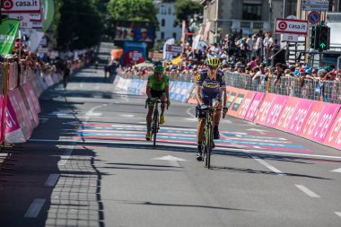 Bergamo, İtalya 21 Mayıs 2017; Zor bir sahne bitirdikten sonra şehir Bergamo, Kuzey İtalya Merkezi'nde bitiş çizgisine profesyonel bisikletçiler yorgun geçer.