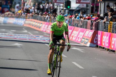 Bergamo, İtalya 21 Mayıs 2017; Zor bir sahne bitirdikten sonra şehir Bergamo, Kuzey İtalya Merkezi'nde bitiş çizgisine profesyonel bisikletçiler yorgun geçer.