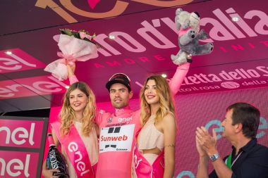 Bergamo, İtalya 21 Mayıs 2017; Tom Doumulin, Tur İtalya ile varış Bergamo aşamadan sonra podyumda pembe Jersey.