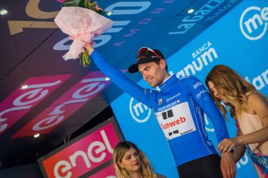 Bergamo, İtalya 21 Mayıs 2017; Tom Doumulin, Tur İtalya ile varış Bergamo aşamadan sonra podyumda mavi Jersey.