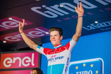 Bergamo, İtalya 21 Mayıs 2017; Bob Jungels tur İtalya ile varış Bergamo aşaması kazandıktan sonra podyumda.