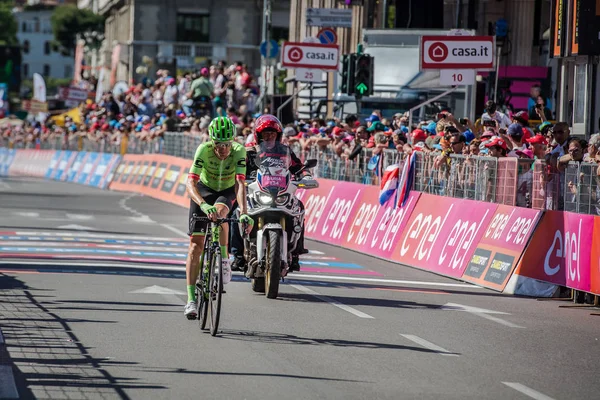 Bérgamo Italia Mayo 2017 Ciclistas Profesionales Agotados Pasan Línea Meta — Foto de Stock