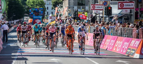 Bérgamo Italia Mayo 2017 Ciclistas Profesionales Agotados Pasan Línea Meta — Foto de Stock