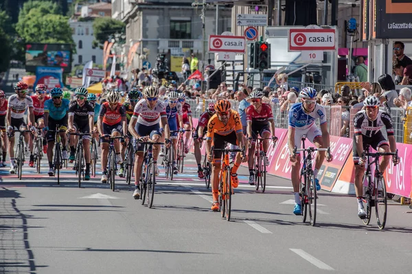 Bérgamo Italia Mayo 2017 Ciclistas Profesionales Agotados Pasan Línea Meta — Foto de Stock