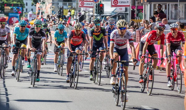Bergamo Italia Mai 2017 Cicliștii Profesioniști Epuizați Trec Linia Sosire — Fotografie, imagine de stoc