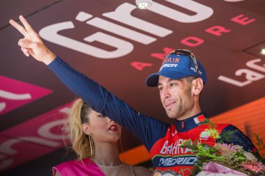 Bormio, İtalya 23 Mayıs 2017: Vincenzo Nibali, Tur, İtalya bitirmek 2017 yılında şehir Bormio, Kuzey İtalya ortasına en zor dağına aşaması sonra podyumda Baharein takım. 